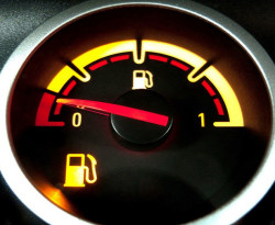 Опитен монтьор разкри как да разберете точното колко гориво има резервоара на колата