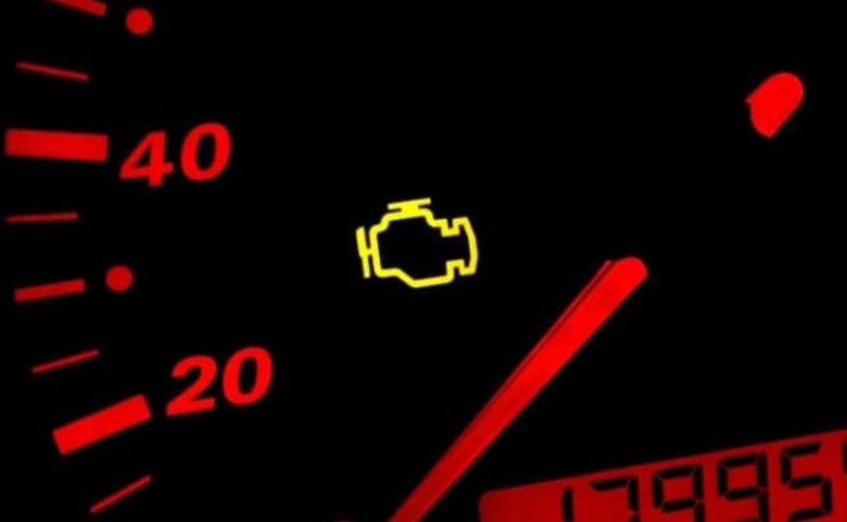 Какво може да причини светването на "check engine" на таблото на автомобил