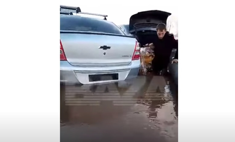 Съботна подборка от зрелищни ВИДЕА: Шофьор спаси по уникален начин колата си от наводнение