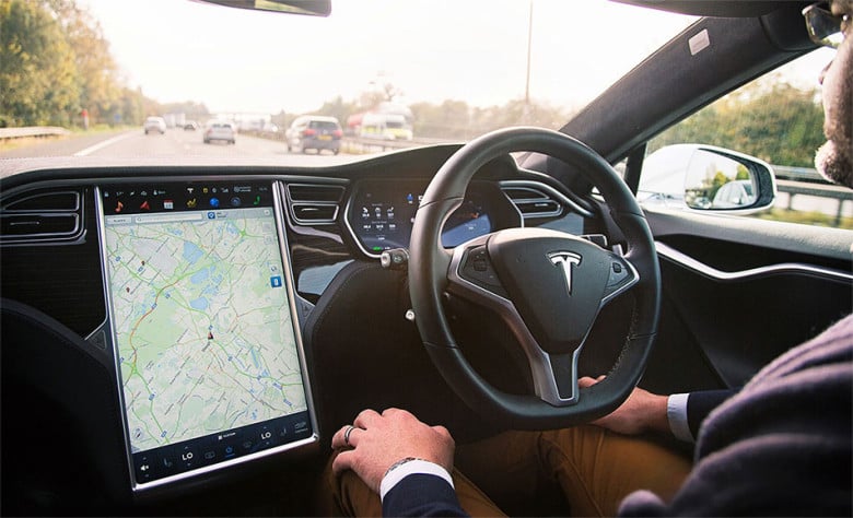 Автопилотът на Tesla спаси живота на шофьора