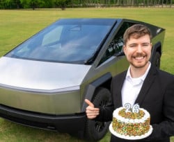 Блогър реши да подари в интернет 26 електрически автомобила Tesla СНИМКИ