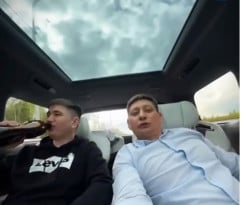 Уникално ВИДЕО: Шофьор включи автопилота и седна отзад да пие бира ВИДЕО