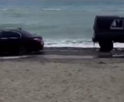 Туристи влязоха с BMW на плажа, но нещата се объркаха ВИДЕО
