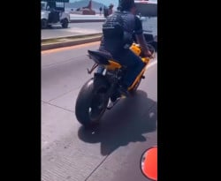 Съботна подборка от зрелищни ВИДЕА: Моторджия реши да се изфука с мотоциклета си, но внезапно...