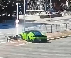Мотоциклетист открадна часовника на шофьор с Lamborghini, но след това... ВИДЕО