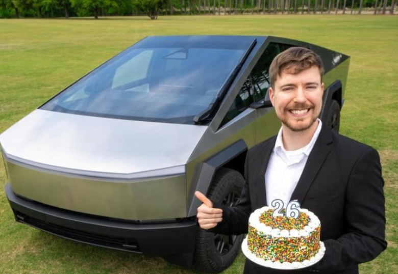 Блогър реши да подари в интернет 26 електрически автомобила Tesla СНИМКИ