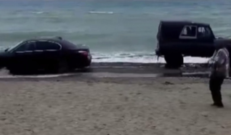 Туристи влязоха с BMW на плажа, но нещата се объркаха ВИДЕО