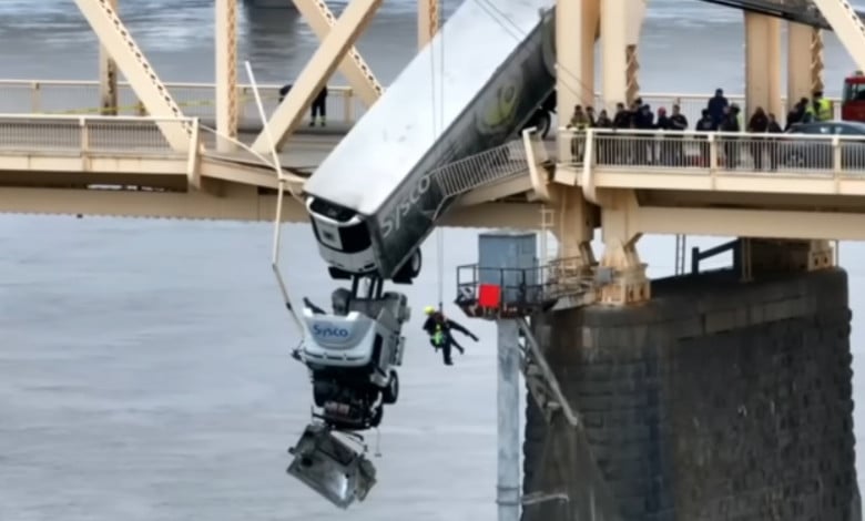 Произшествие: Вижте как тежък камион висна над река на 23 метра височина ВИДЕО