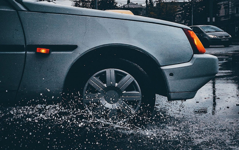 Как да шофирате безопасно в дъжда: 7 правила