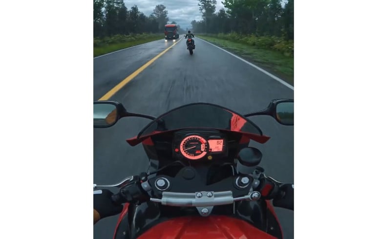 Съботна подборка от зрелищни ВИДЕА: Вижте защо е необходимо внимателно да се кара мотоциклет
