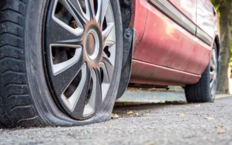 Как да се кара кола със спукана гума: Точен алгоритъм на действията