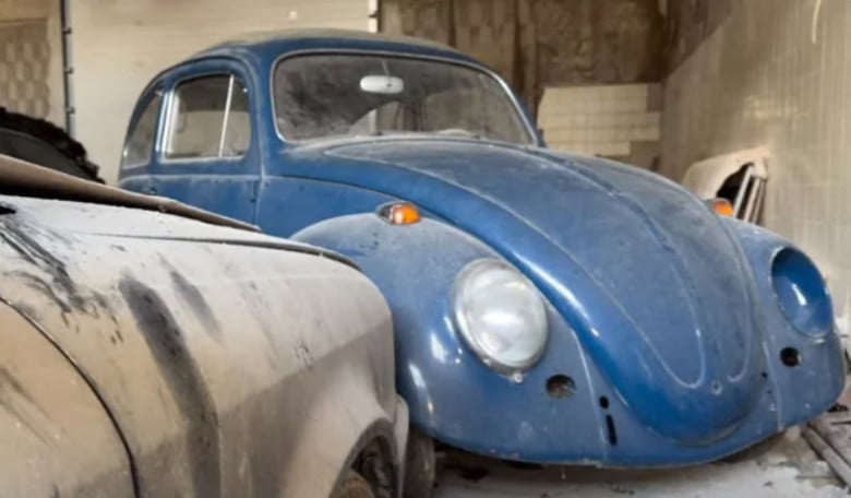 Намериха колекция от интересни ретро коли в изоставен завод СНИМКИ