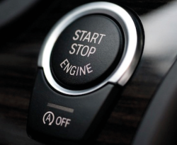 Какво ще се случи с колата, ако натиснете бутона Start-Stop по време на шофиране?