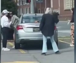 Съботна подборка от зрелищни ВИДЕА: Не е истина как тези момичета паркираха кола